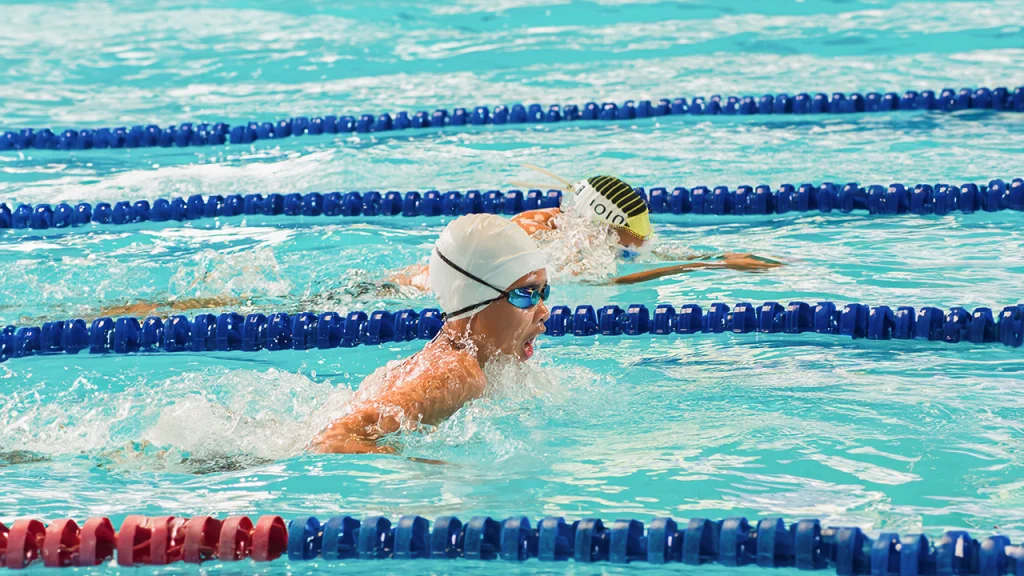 Niños participando en torneo de natación