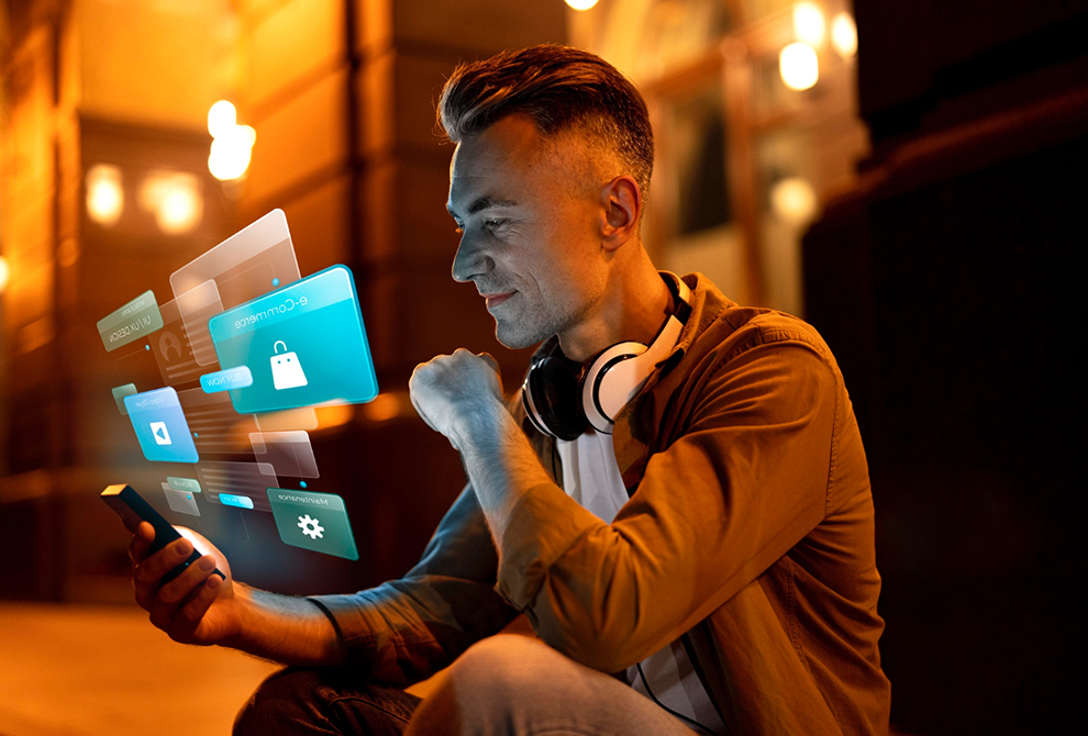 Hombre utilizando herramientas ia en su smartphone