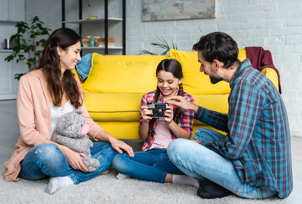Familia compartiendo en familia en su hogar