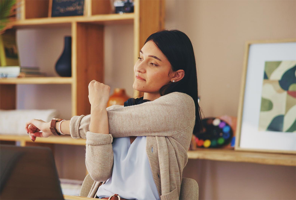 Mujer joven practicando ejercicios de pausa activa