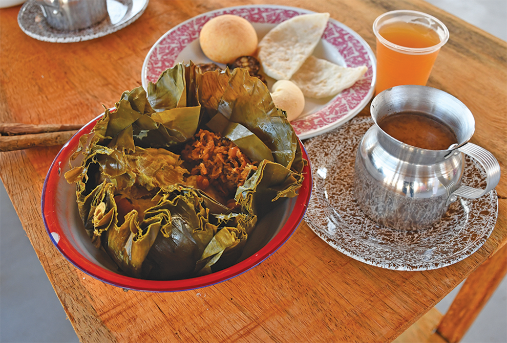Comida típica del Tolima - Tamal con chocolate y arepa
