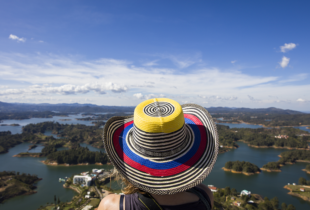 Turista con sombrero colombiano admirando el paisaje