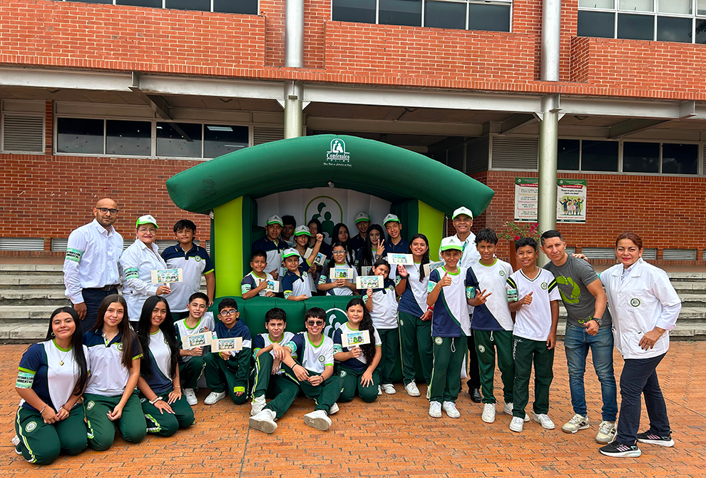 Comfenalquistas se unen para apoyar al Colegio Augusto E. Medina en concurso ambiental organizado por Cortolima y Ecolgreen.